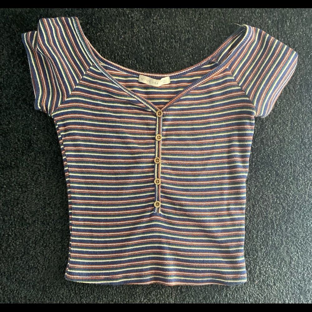 Cute trendy button top!